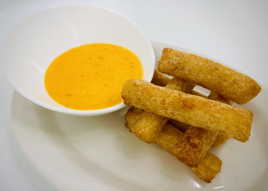 10. Yucas con Salsa al Ajillo