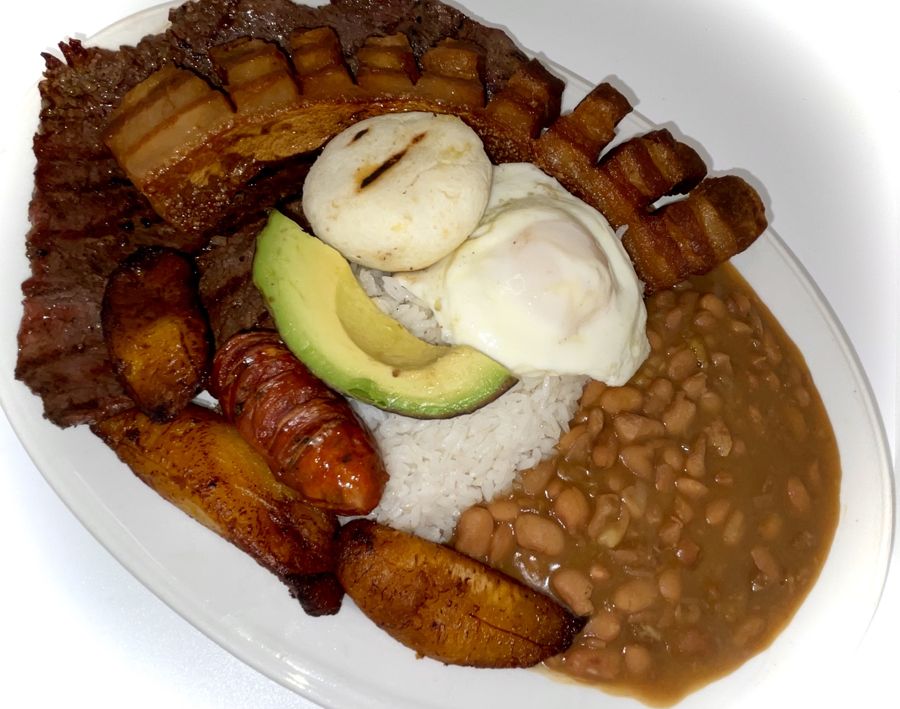 22. Bandeja El Patio Colombiano