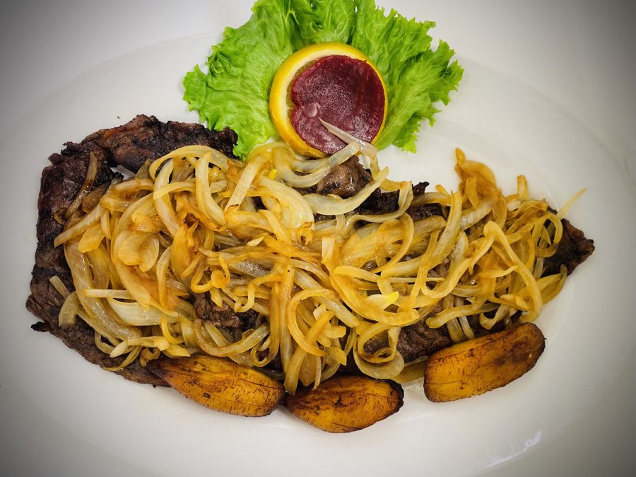 26. Bistec Encebollado