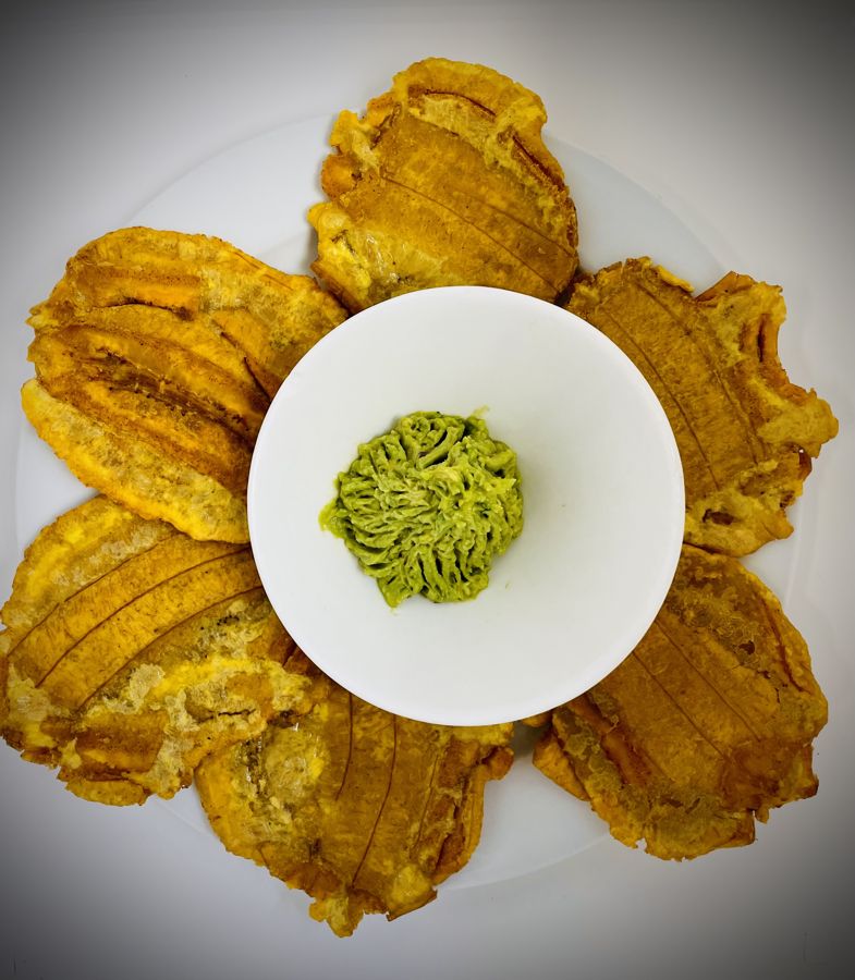 8. Tostones con Guacamole